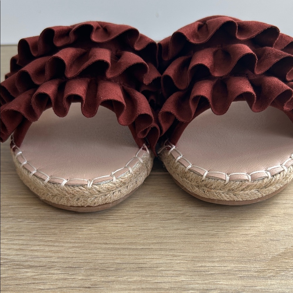 Ruffle Slides - Picture 4 of 7
